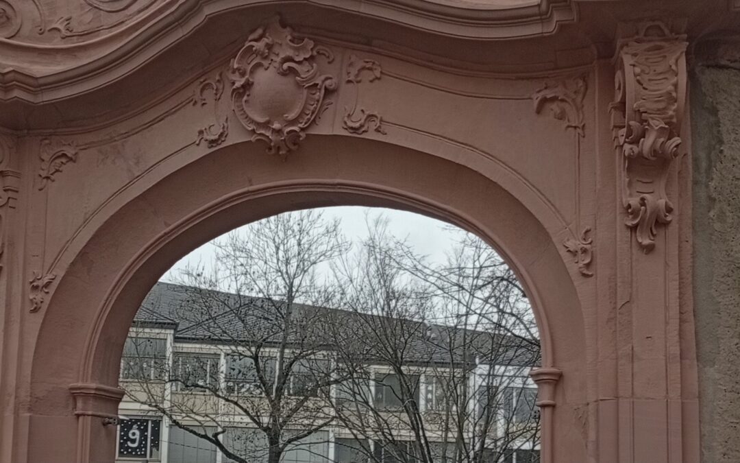 SPD freut sich mit Bürgern über Sanierungsende des Portals in der Koblenzer Weisser Gasse.